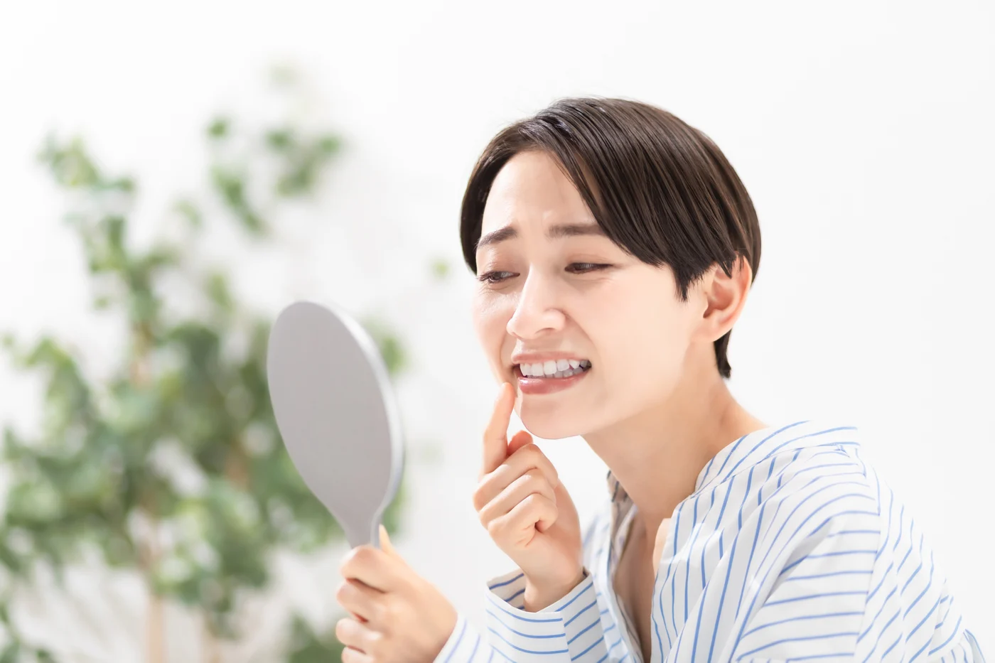 ワイヤー矯正中に歯がぐらつくのは正常?揺れる原因と対処法を解説【日本歯科グループ代表が解説!】の参考画像