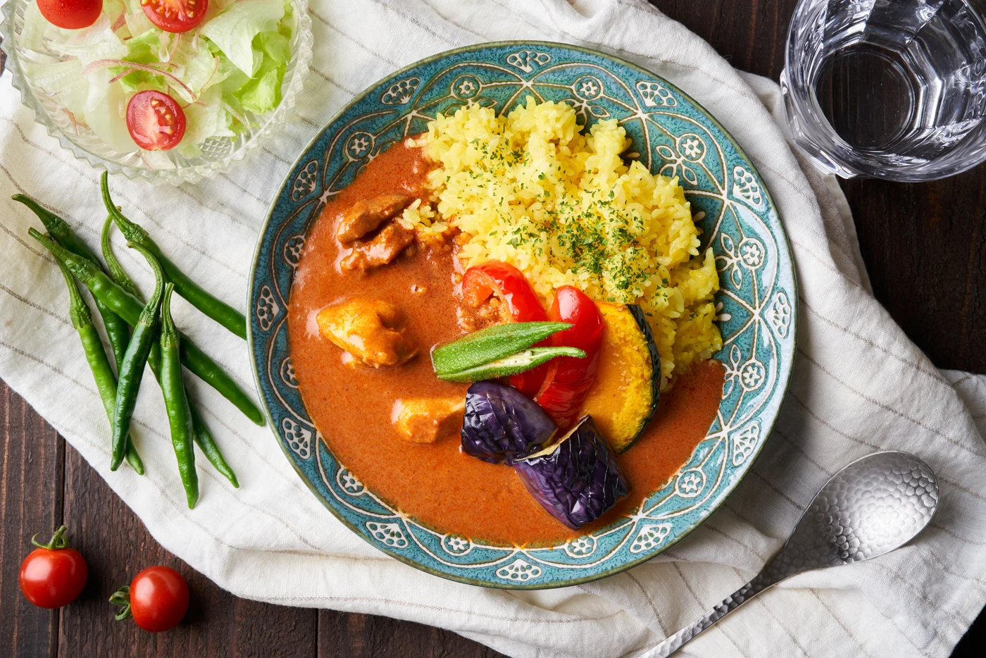 ワイヤー矯正中にカレーは大丈夫？着色リスクと食べる時の工夫を紹介【日本歯科札幌院長が解説！】の参考画像