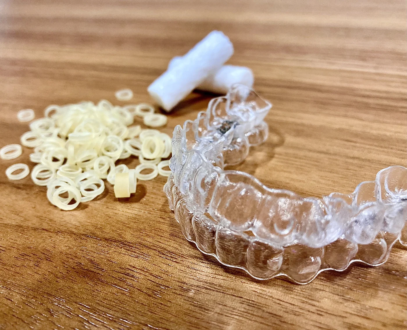 マウスピース矯正でのゴムかけとは?目的や効果、正しい付け方を紹介【日本歯科札幌院長が解説!】の参考画像
